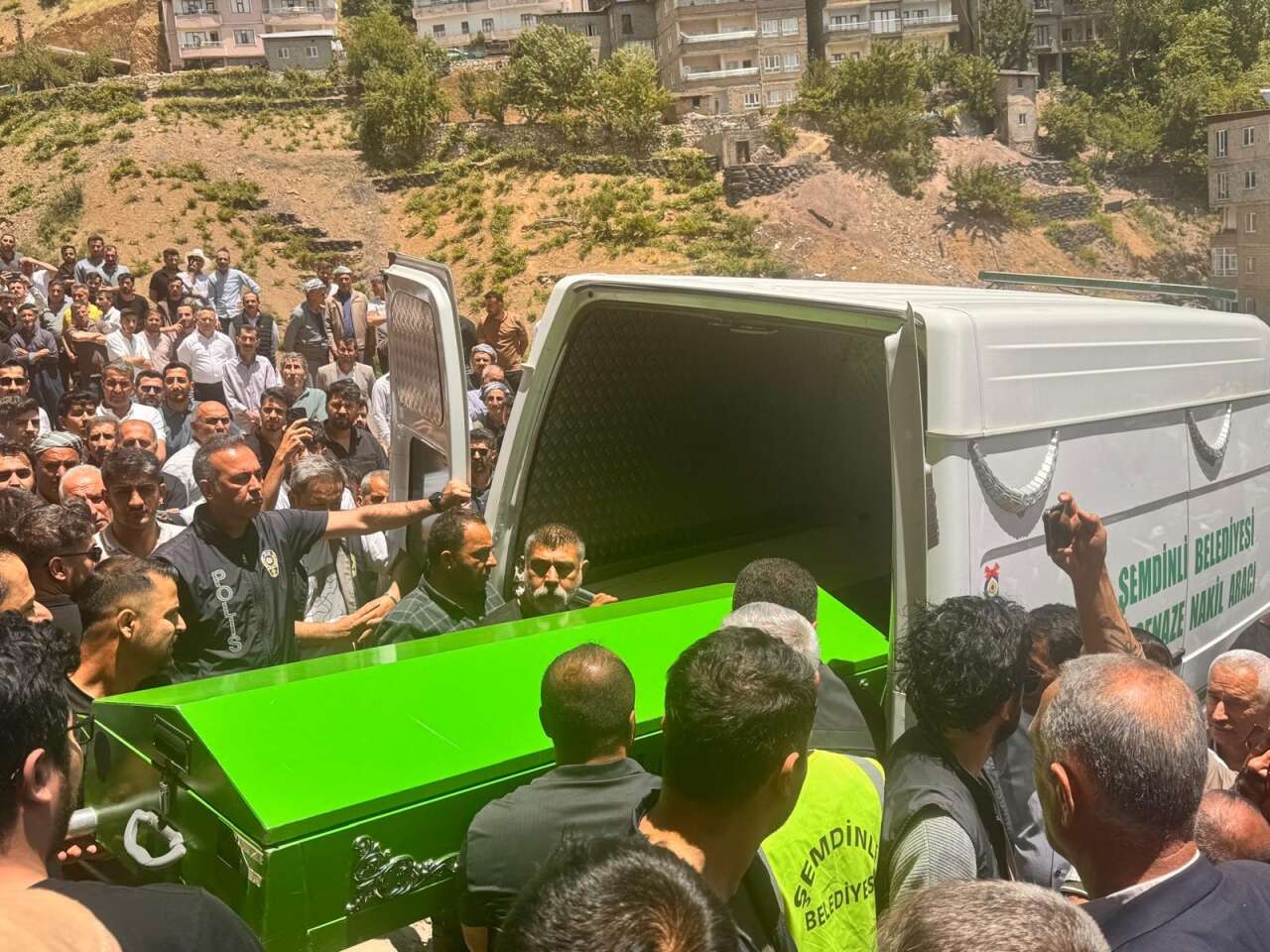 Uzman çavuşun katlettiği aile yan yana toprağa verildi 5